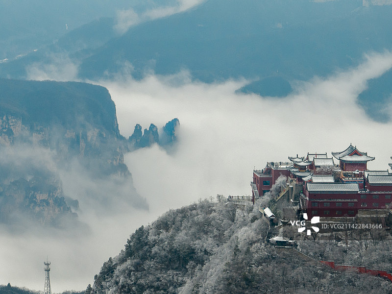 河南省焦作市云台山风景区，茱萸峰，冬季雪后航拍。图片素材