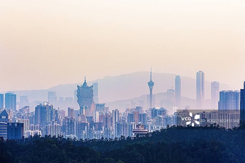 在珠海的山上远眺暮色中的澳门图片素材