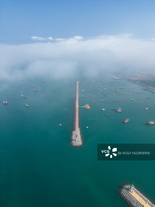 珠海桂山岛平流雾彩虹高视角航拍图片素材