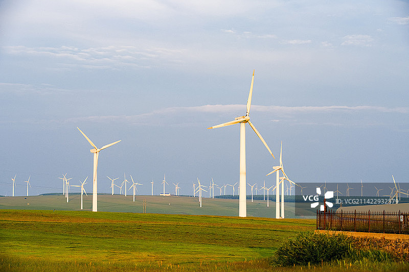 草原上的电力发电站图片素材