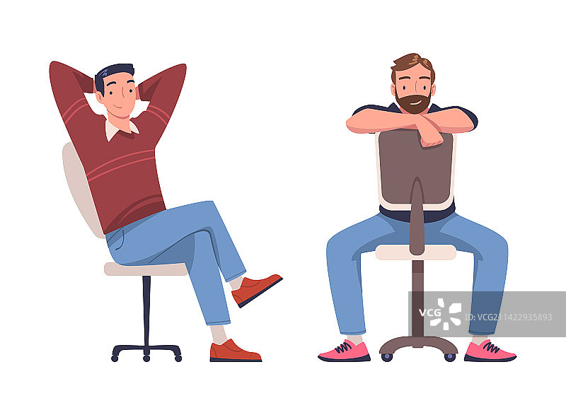 面带微笑满意地坐在椅子上的年轻男人图片素材