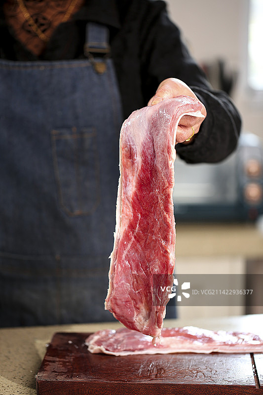 手里拿着新鲜羊肉图片素材