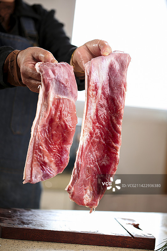 手里拿着新鲜羊肉图片素材