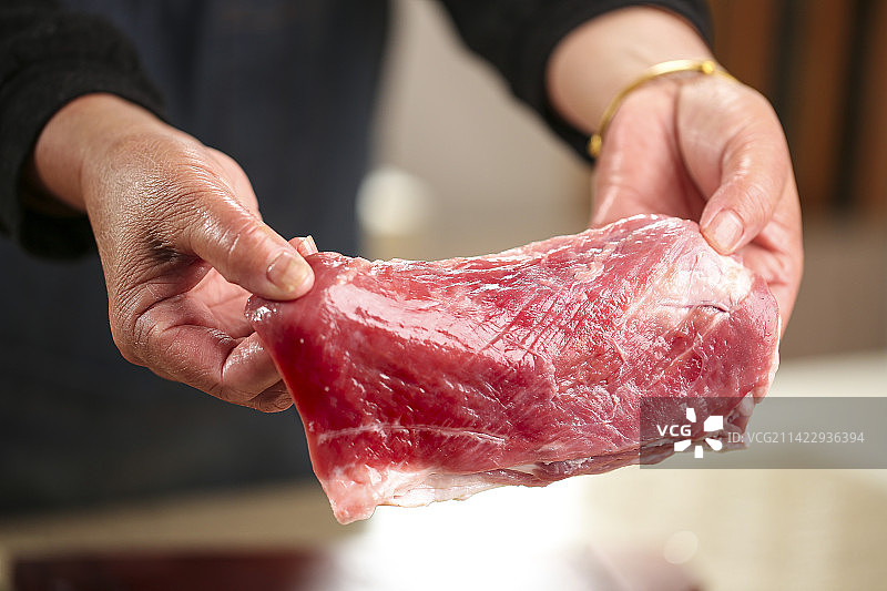 手里拿着新鲜羊肉图片素材