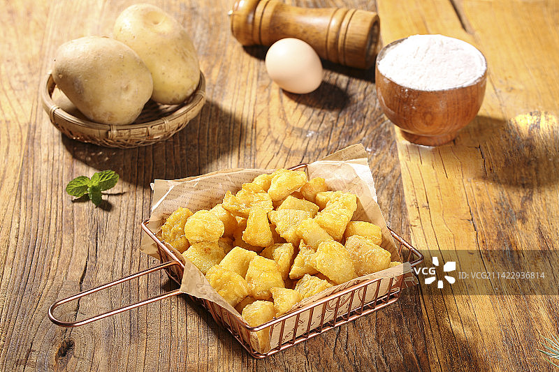 木底上放着锅巴土豆图片素材