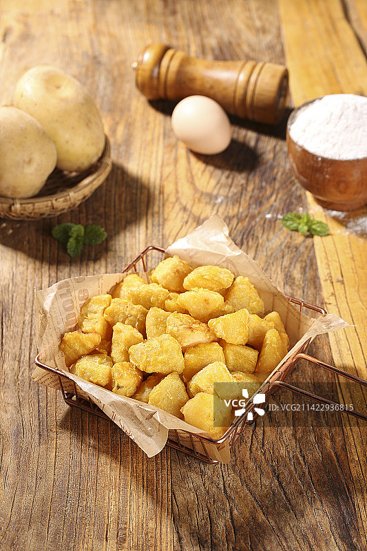 木底上放着锅巴土豆图片素材