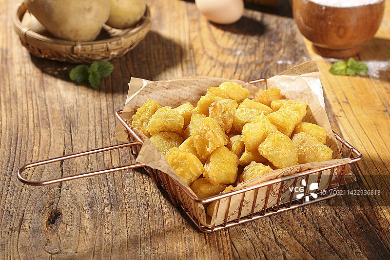 木底上放着锅巴土豆图片素材