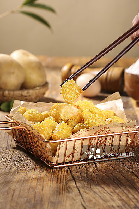 木底上放着锅巴土豆图片素材