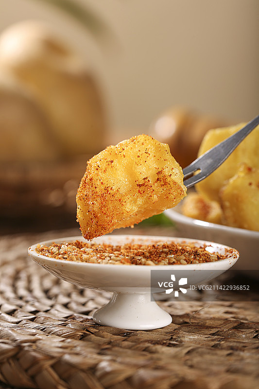 木底上放着锅巴土豆图片素材