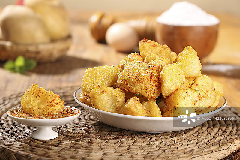 木底上放着锅巴土豆图片素材