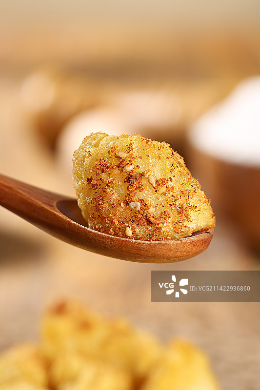 木底上放着锅巴土豆图片素材