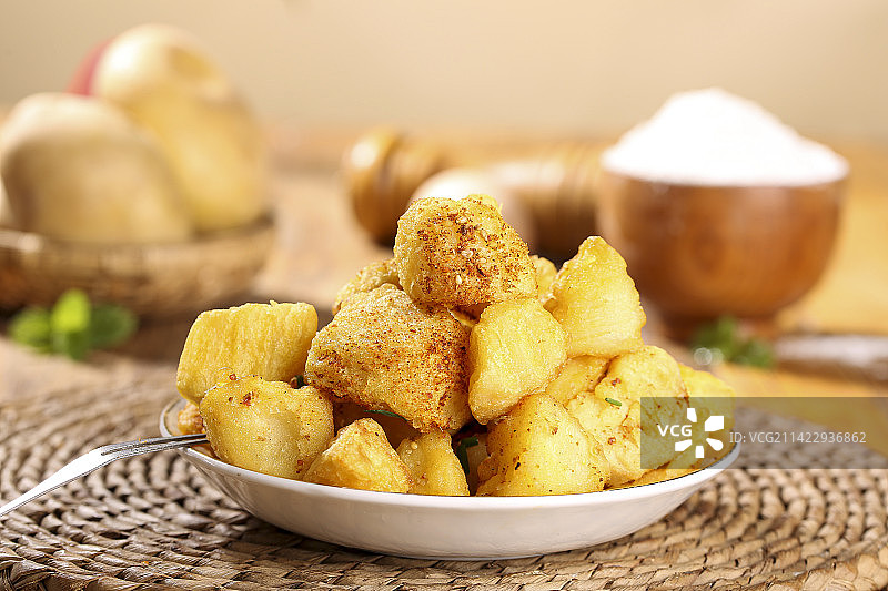 木底上放着锅巴土豆图片素材