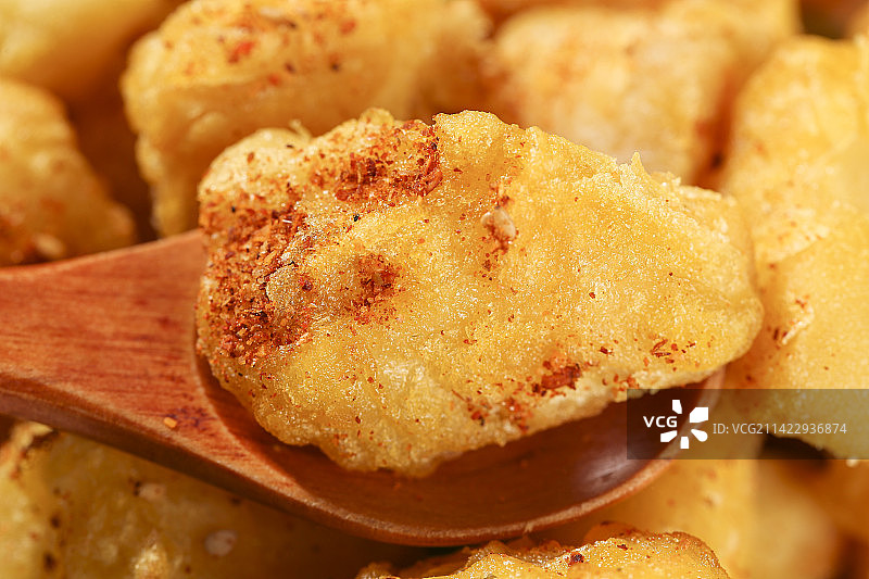 木底上放着锅巴土豆图片素材