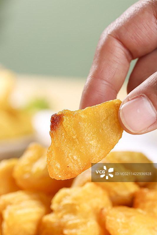 浅底上的锅巴土豆图片素材