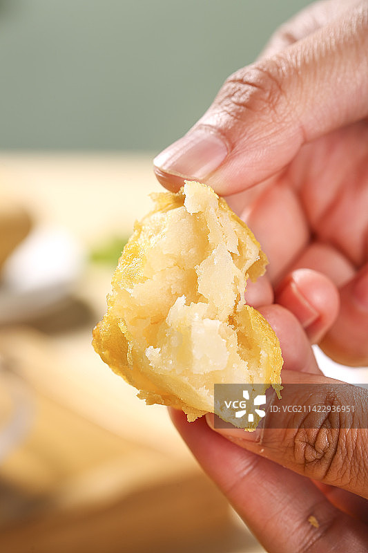 浅底上的锅巴土豆图片素材