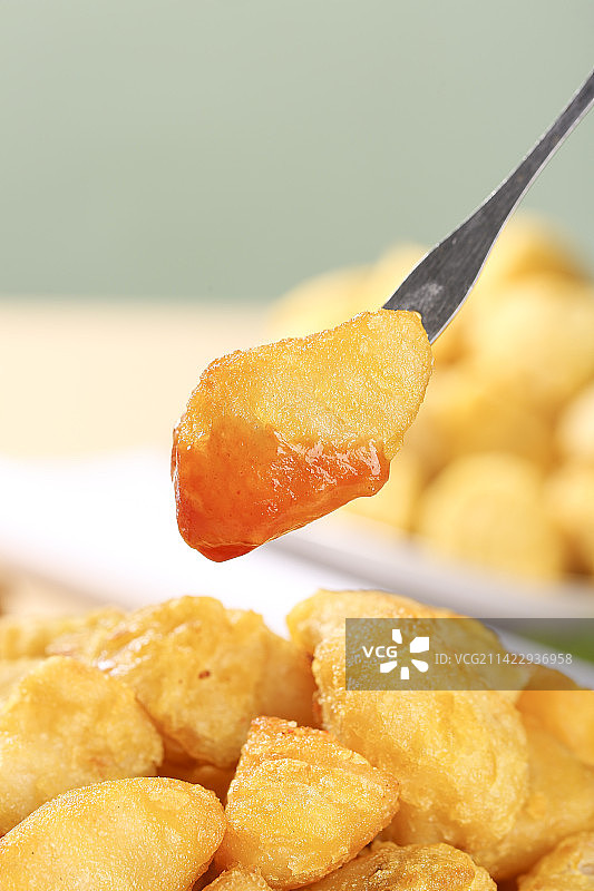 浅底上的锅巴土豆图片素材