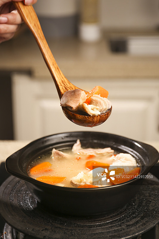 砂锅里的羊肉胡萝卜汤图片素材