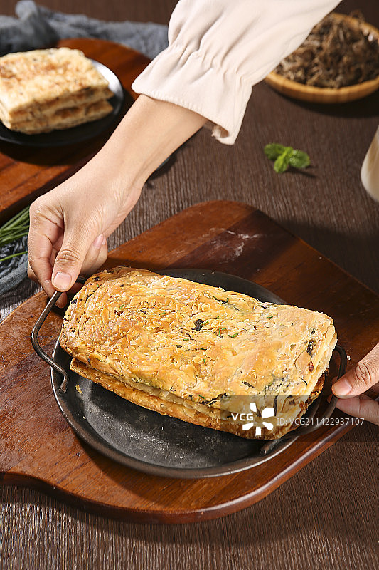 深底上的锅盔图片素材