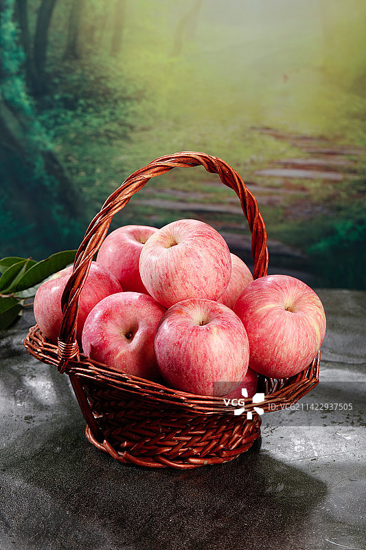 深底上的红富士苹果图片素材