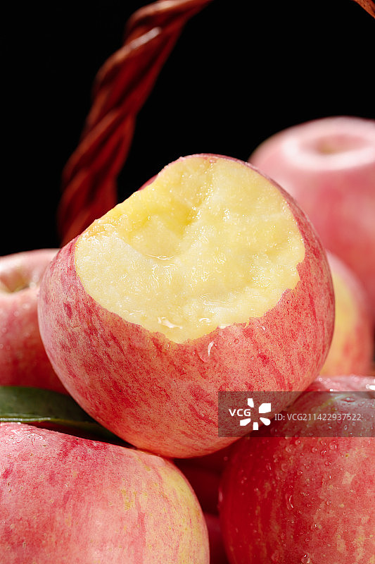 深底上的红富士苹果图片素材