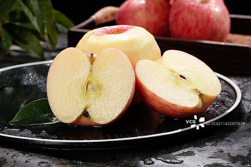 深底上的红富士苹果图片素材