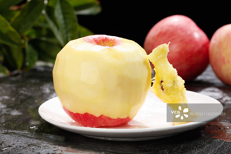 深底上的红富士苹果图片素材
