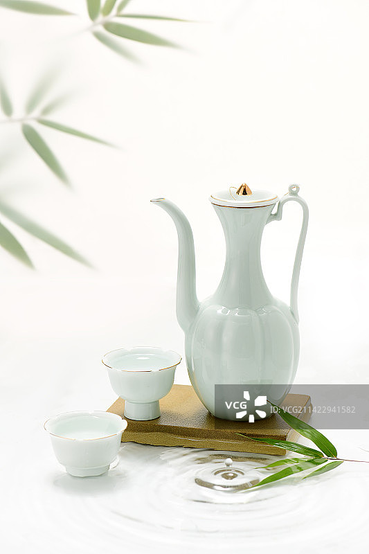 水面上的中式瓷器酒具图片素材