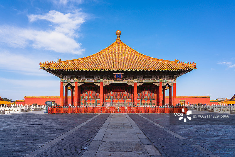 蓝天白云下无人的北京故宫博物院紫禁城中和殿图片素材