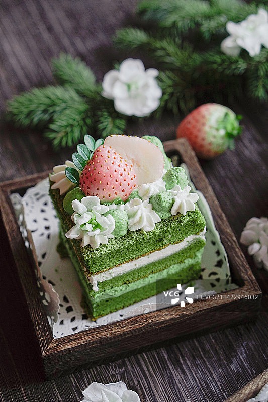 白草莓抹茶茉莉蛋糕图片素材