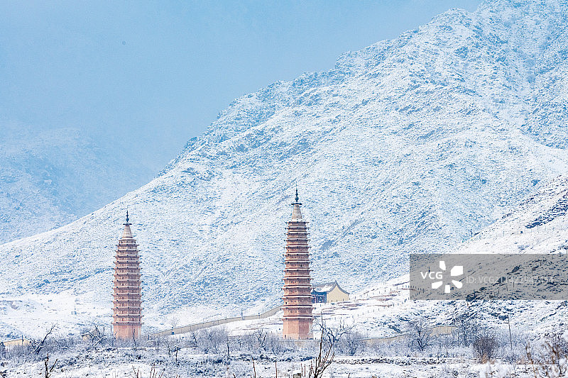 宁夏银川贺兰山拜寺口双塔雪景图片素材