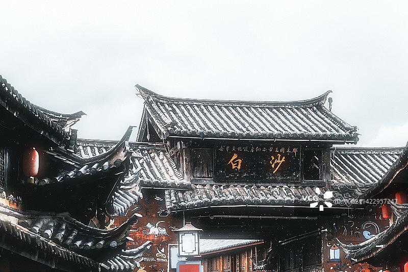 丽江白沙古镇下雪后的风光图片素材