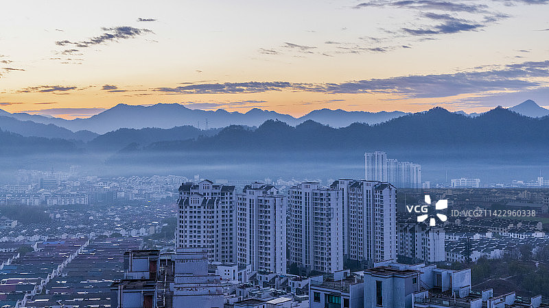 小城轻雾朝霞图片素材