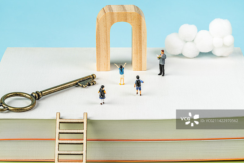 教师引领学生找到打开知识之门的钥匙创意微缩景观图片素材