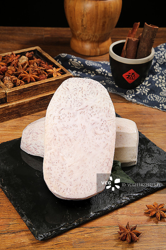 深底上的去皮芋头块图片素材