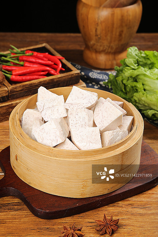 深底上的去皮芋头块图片素材