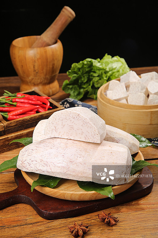 深底上的去皮芋头块图片素材