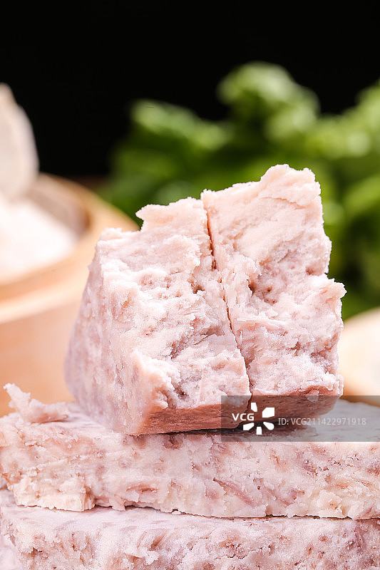 深底上的去皮芋头块图片素材