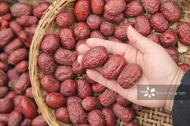 堆放着的灰枣图片素材