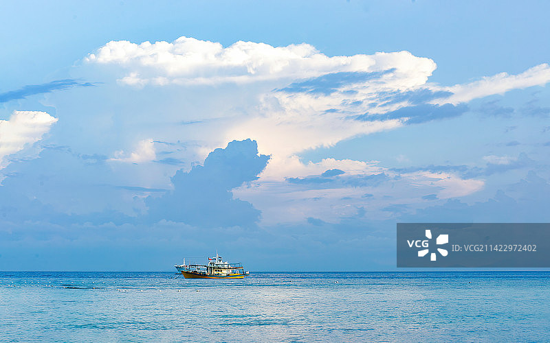 热带季风岛屿气候海洋轮船出海捕鱼渡轮载客航行浅海珊瑚岛天空上云朵日落瑰丽形态万千云彩气势逼人奇形怪状图片素材