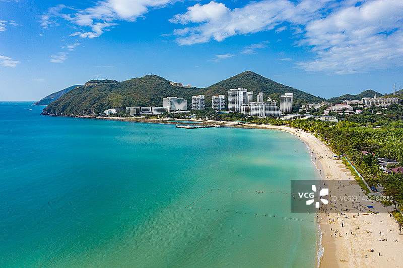 航拍海南三亚大东海旅游区沙滩海景 三面环山月牙形海湾沙滩 海滨度假区图片素材