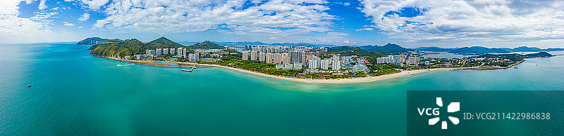 航拍海南三亚大东海旅游区沙滩海景 三面环山月牙形海湾沙滩 海滨度假区图片素材