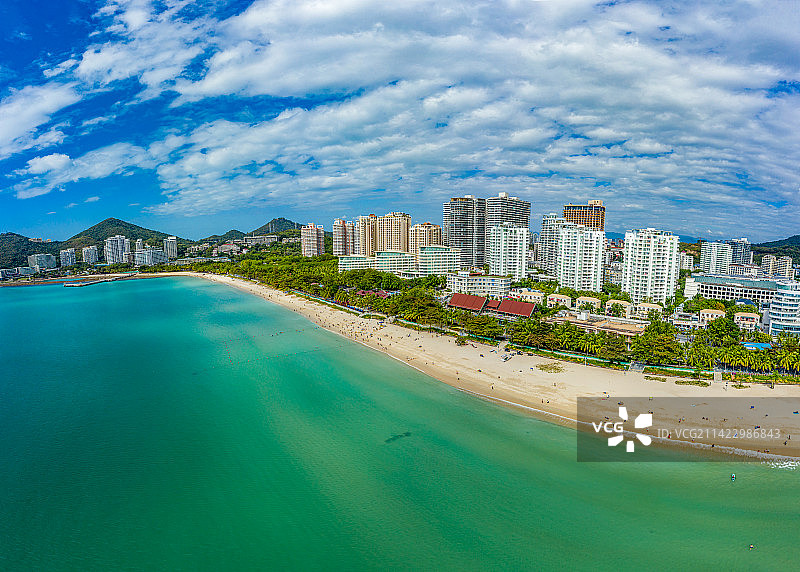 航拍海南三亚大东海旅游区沙滩海景 三面环山月牙形海湾沙滩 海滨度假区图片素材