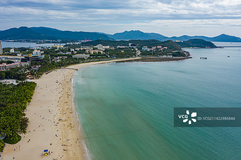 航拍海南三亚大东海旅游区沙滩海景 三面环山月牙形海湾沙滩 海滨度假区图片素材