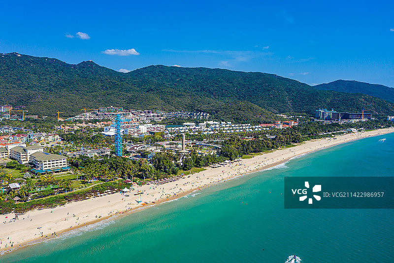 航拍海南三亚亚龙湾 热带海滨风景区 月牙湾海滩沙滩 东方夏威夷图片素材