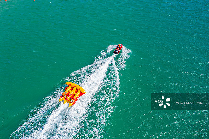 航拍海南三亚亚龙湾快艇香蕉船等海上娱乐项目 热带海滨风景区 月牙湾海滩沙滩 东方夏威夷图片素材