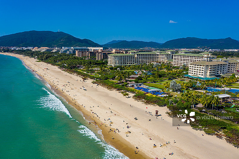 航拍海南三亚亚龙湾 热带海滨风景区 月牙湾海滩沙滩 东方夏威夷图片素材