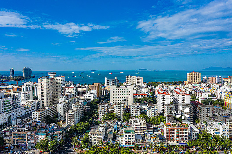 航拍海南省三亚市天涯区儋州村社区 三亚市中心旧城区城中村 沿海都市村庄图片素材
