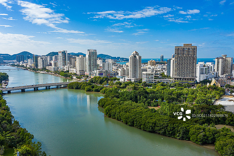 航拍海南三亚红树林公园 三亚城市乐园儿童公园 水上红树林栈道天然氧吧图片素材