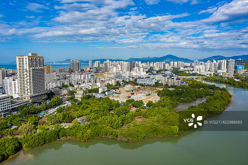 航拍海南三亚红树林公园 三亚城市乐园儿童公园 水上红树林栈道天然氧吧图片素材