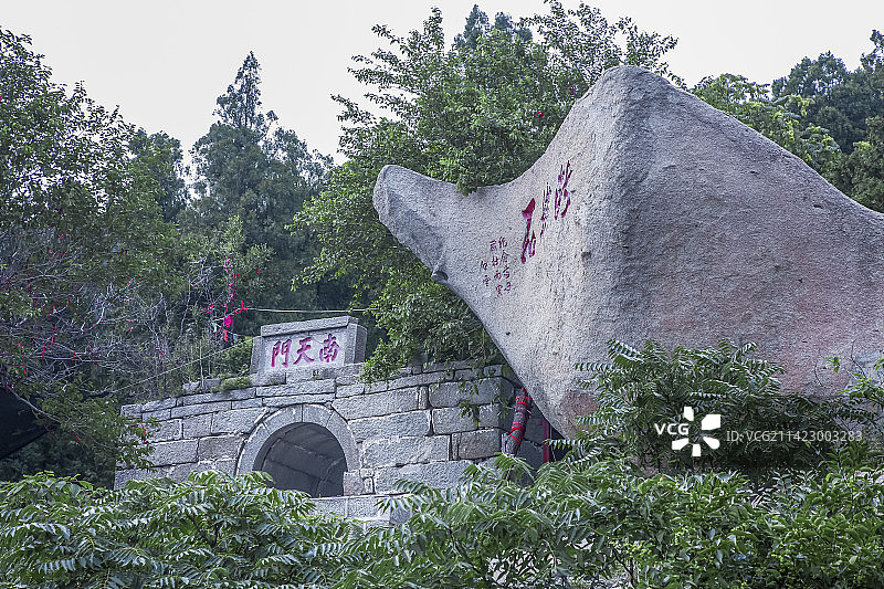 孟子故乡峄山牌楼南天门八卦石图片素材